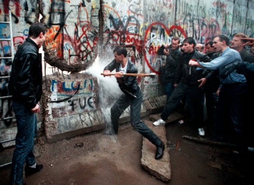 Le prime picconate al Muro di Berlino